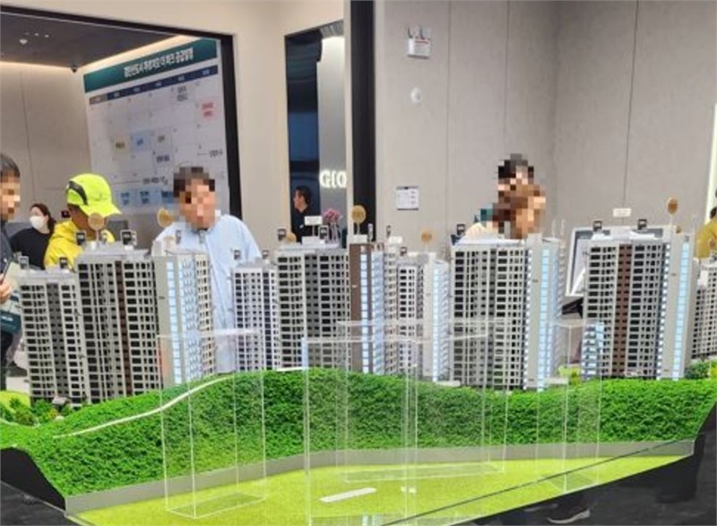 11월 8일 문을 연 인천 '검단신도시 푸르지오 더 파크' 견본주택에는 개관 3일간 약 1만2000여명의 고객들이 다녀간 것으로 회사측은 밝혔다.[사진=차석록 기자]