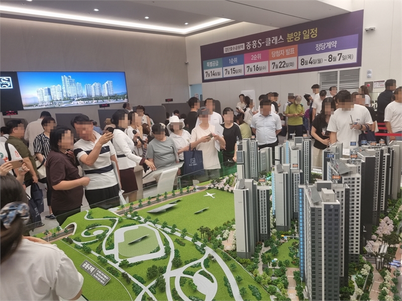 중흥건설그룹 중흥토건이 7월15일 실시된 인천 검단신도시 ‘검단호수공원역 중흥S-클래스’ 1순위 청약에서 전날 특별공급 488세대를 제외한 522가구에 대한 청약결과 모두 6831건의 청약통장이 접수, 13대1의 경쟁률을 나타냈다.[사진=중흥건설]