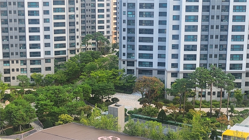 최근 부동산 시장에서 ‘걷기 좋은 환경’이 아파트의 경쟁력을 좌우하는 주요 요소로 떠오르고 있다. 단지 내 특화 조경 및 광장을 중심으로 한 여가 공간이 결합된 아파트들이 수요자들의 높은 관심을 받고 있다.[사진=나눔경제뉴스DB]