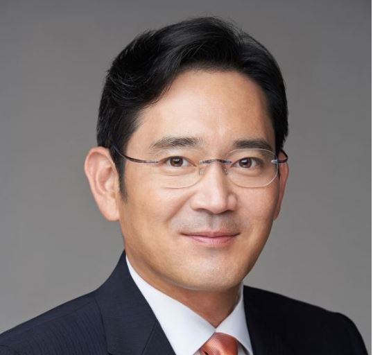 이재용 삼성전자 회장의 장남 지호씨가 해군에 입대한다. 미국 시민권자인 지호씨의 복무기간이 39개월인 해군 장교로 입대는 재벌가의 노블레스 오블리주라는 평가가 나온다.[사진=삼성전자]