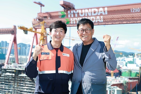 2025년 대한민국 명장으로 선정된 HD현대중공업 고민철 기사(왼쪽)가 부친인 고윤열씨와 조선업계 최초로 부자 명장이 됐다.[사진=HD현대]