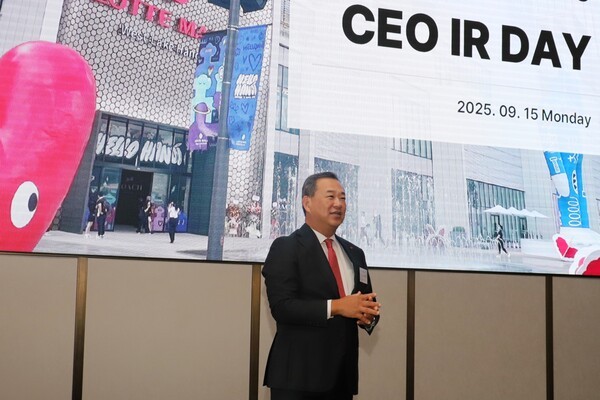 롯데쇼핑이 9월 15일, 서울 잠실 시그니엘 서울에서 ‘2025 CEO IR DAY’를 열고 지속적인 기업가치제고를 위한 ‘트랜스포메이션 2.0’ 가속화 전략을 제시했다. 김상현 부회장은 2030년 매출 20조 3천억 및 영업이익 1조 3천억 달성을 위한 신규 성장동력 확보 전략과 본원적 경쟁력 강화 방안, 재무 건전성 제고 및 주주가치 향상 계획 등을 제시했다.[사진=롯데쇼핑]