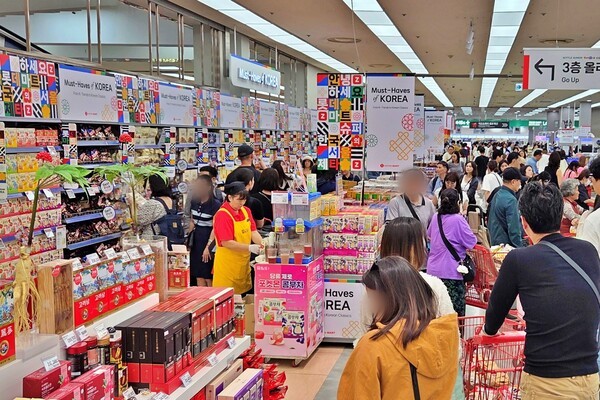 유통업계가 ‘유커(遊客) 특수’에 대비해 본격적인 마케팅에 나서고 있다. 특히 10월 1일부터 8일까지 이어지는 중국의 국경절 황금연휴 기간 동안 방한 관광객이 급증할 것으로 예상되고 있다.롯데마트 제타플렉스 서울역점 외국인 전용 행사 매대 .[사진=롯데마트]