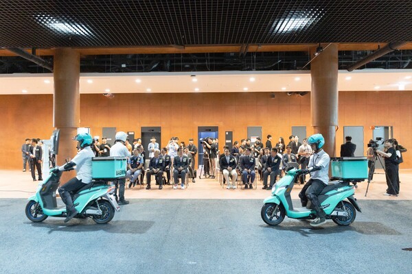  경기도 하남시 배민라이더스쿨 개관 기념식이 9월 19일 열렸다.   이륜차 교육 전문 강사들이 참석자를 대상으로 안전 교육 시연을 하고 있다.[사진=우아한형제들]