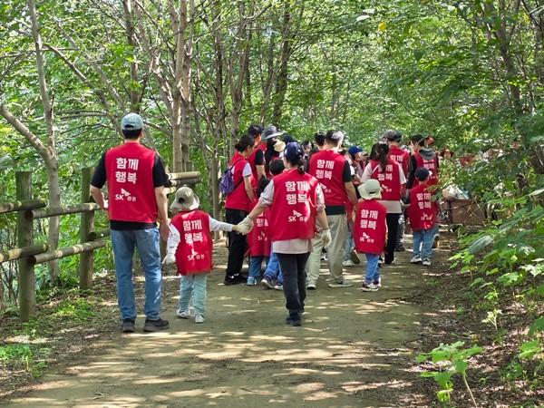  SK증권은 9월 27일 마포구 하늘공원에서 임직원과 가족 65명이 참여한 ‘2025 행복나눔 숲 가꾸기’ 행사를 실시했다.[사진= SK증권]