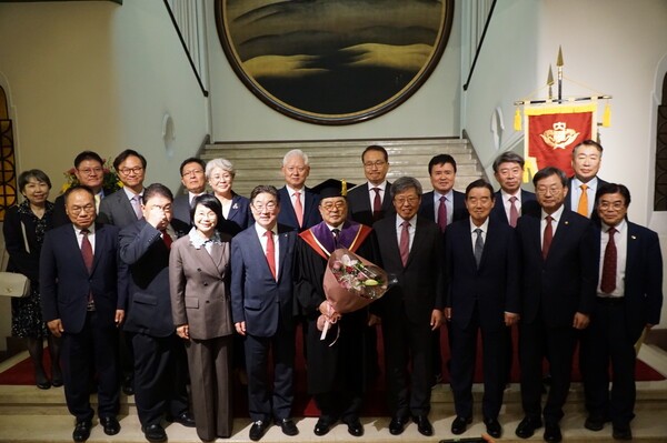 구자열 LS 이사회 의장(앞, 왼쪽부터 5번째)이 10월 18일, 와세다대로부터 명예 법학박사 학위를 받고 김동원 고려대 총장(첫줄 왼쪽 4번째), 승명호 고려대 교우회장(첫줄 왼쪽 6번째) 등 고려대 관계자들과 기념 촬영을 하고 있다.[사진=LS그룹]