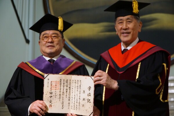  구자열 LS그룹 이사회 의장이 10월 18일 일본 와세다대학교로부터 명예 법학박사 학위를 받았다. (왼쪽부터)  구자열 LS 이사회 의장, 다나카 아이지 와세다대 총장.[사진=LS그룹]