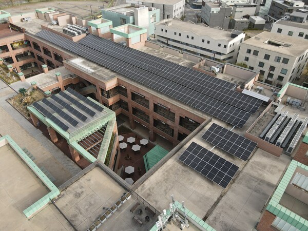  롯데백화점은 10월 초 프리미엄아울렛 파주점에 PPA(재생에너지구매계약) 방식을 시범 도입했다. 태양광 설비.[사진=롯데백화점]