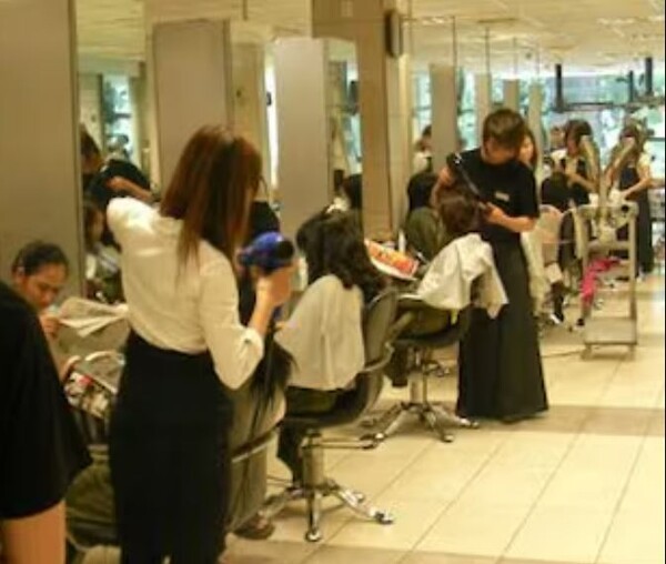  요즘 미용실은 단순히 머리를 자르는 공간을 넘어, 사람들의 스타일과 개성을 완성하는 중요한 장소가 되었습니다.[사진=나눔경제뉴스DB]