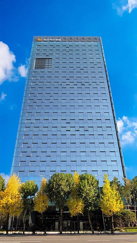 KB국민은행은  10월 20일부터 11월 28일까지  ‘KB 탄소관리시스템’에 에너지 사용량을 등록하고 탄소배출량을 산정한 선착순 50개 기업에게는 5만원권 스타벅스 상품권을 증정하는 이벤트를 실시한다.[사진=KB국민은행]