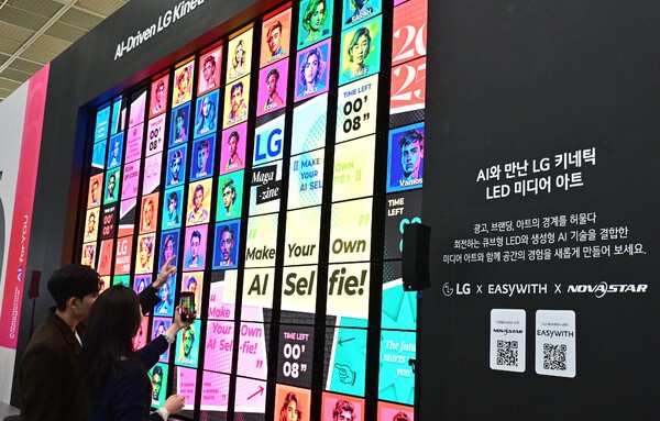  LG전자가 10월 21일부터 나흘간 서울 코엑스에서 열리는 제56회 한국전자전에 참가한다. 관람객들이 LG전자 부스에서 LED 사이니지와 거울을 활용해 만든 88개 정육면체 모듈이 다채롭고 역동적인 움직임을 연출하는 ‘키네틱(Kinetic·움직이는) LED’를 감상하고 있다.[사진=LG전자]