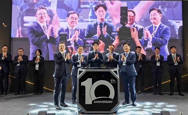 삼성은 10월 21일 서울 코엑스에서 ‘스마트공장 10주년 기념행사’를 열고 중소벤처기업부, 중소기업중앙회, 지방자치단체 등과 함께 지난 성과를 돌아보고 미래 제조혁신 전략을 논의했다.(앞줄 왼쪽부터) 오기웅 중소기업중앙회 상근부회장, 허성무 더불어민주당 의원, 노용석 중소벤처기업부 차관, 박승희 삼성전자 CR담당 사장, 김관영 전북도지사.[사진=삼성]