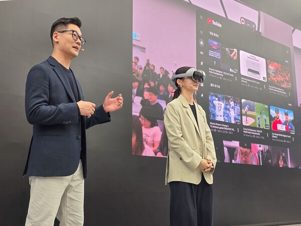 삼성전자 MX사업부 XR UX그룹장 이승민 상무와 MX사업부 이머시브 PP그룹 박유진 프로(왼쪽부터)가 10월 22일 삼성강남에서 진행된 '갤럭시 XR' 미디어 브리핑에서 '갤럭시 XR'을 시연하고 있다.[사진=삼성전자]