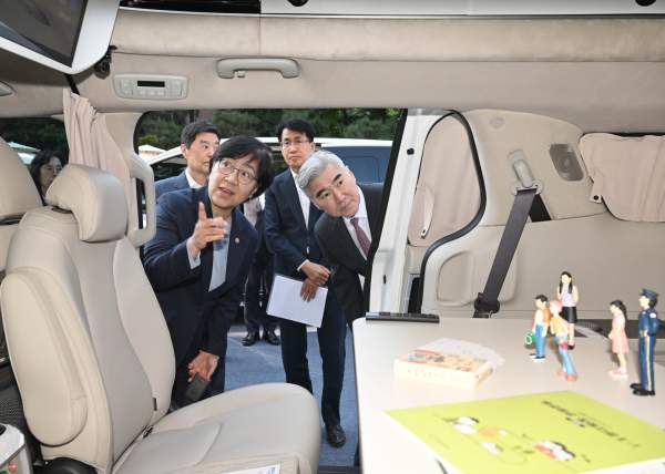  사랑의열매 사회복지공동모금회는 10월 22일 보건복지부, 현대자동차그룹, 굿 네이버스와 함께 아동학대 예방 및 학대피해아동지원을 위한 ‘아이케어(i CARE)’사업 업무협약 체결과 함께 ‘아이케어 카’ 차량 전달식을 진행했다.보건복지부 정은경 장관과 현대자동차그룹 성 김 사장이 아이케어 카 내부를 살펴보고 있다.[사진=사랑의열매 사회복지공동모금회]