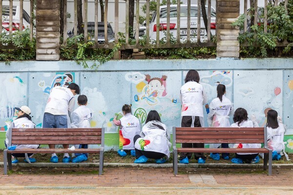  GC녹십자는 10월 18일 임직원과 가족이 참여한 벽화그리기 사회공헌 캠페인 ‘그림드림(GREAM DREAM)’을 경기도 용인시 수지중학교에서 진행했다.[사진=GC녹십자]