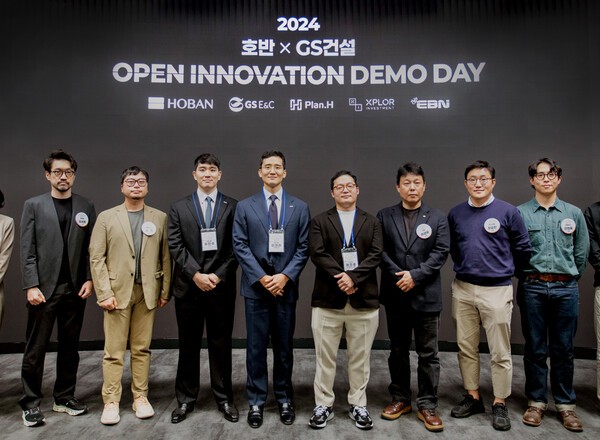 호반그룹이 상생협력기금을 활용해 매년 ‘혁신기술공모전’과 ‘데모데이’를 개최, 유망 스타트업을 발굴·지원하고 있다. 김대헌 호반그룹 기획총괄사장(왼쪽 네 번째)이 2024년 11월 GS건설과 공동 개최한 ‘오픈이노베이션 데모데이’에서 스타트업 관계자들과 기념촬영을 하고 있다.[사진=호반그룹]