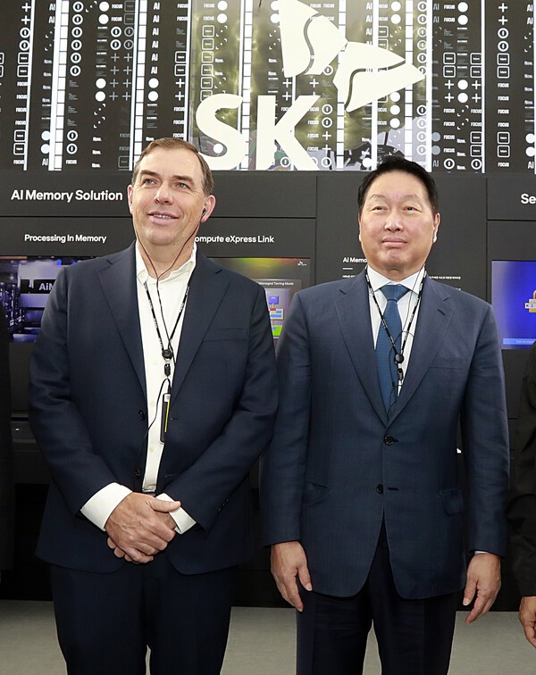 최태원 SK그룹 회장과 매트 가먼(왼쪽부터) 아마존웹서비스(AWS) 최고경영자(CEO)가 10월 28일 경북 경주시 경주엑스포대공원 야외특별관에 마련된 ‘K테크 쇼케이스’ 전시를  함께 관람하고 있다.[사진=SK그룹]