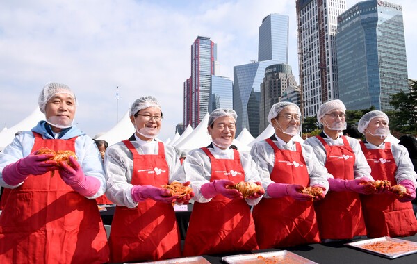금융투자협회는 10월 29일 서울 여의도공원에서 금융투자회사 및 증권유관기관과 함께 ‘제15회 사랑의 김치페어’ 기부 행사를 개최했다.(왼쪽부터) NH투자증권 윤병운 대표, 영등포구청 최호권 구청장, 금융투자협회 서유석 회장, 초록우산어린이재단 황영기 회장, 한국예탁결제원 이순호 사장, 한국증권금융 김정각 사장.[금융투자협회]
