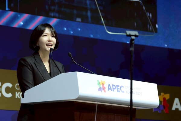 네이버㈜ 최수연 대표가 10월 29일 경북 경주 예술의전당에서 열린 APEC CEO Summit에 참석해 네이버의 풀스택 AI 구축·운영 경험과 혁신 방향을 소개하고 모두를 위한 AI 기술 구현의 기반이 되는 AI 데이터센터에 대한 지원책 마련을 강조했다.[사진=네이버]