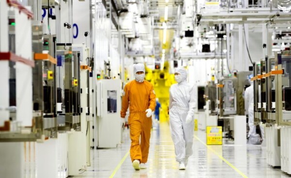 삼성전자는 반도체 호황에 힘입어  2025년 3분기 매출 86조1000억 원, 영업이익 12조2천억 원을 기록했다.[사진=삼성전자]