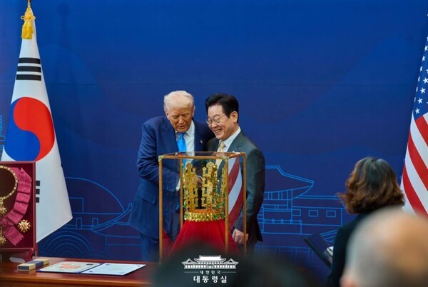  이재명 대통령이 10월 29일 경북 경주박물관에서 도널드 트럼프 미국 대통령에게 '천마총 금관 모형'을 선물한 뒤 악수하고 있다. [사진=대통령실]