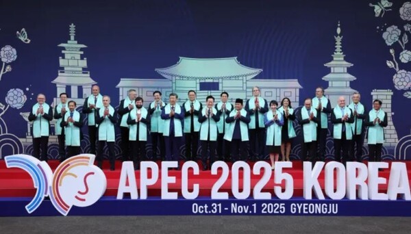 글로벌 주요 21개국 정상들이 10월 31일부터 11월 1일까지 경주에서 열린 아시아태평양경제협력체(APEC)  제33차 정상회의에서 ‘2025 경주 선언(Gyeongju Declaration)’을 채택하고 기념촬영을 했다. 각국 정상들은 전통한복 목도리를 했다. 목도리에는 APEC 정상회의 엠블럼과 한글 자음 모음이 금박으로 새겨져 있다.(앞줄 오른쪽부터) 페르디난드 마르코스 필리핀 대통령, 크리스토퍼 럭슨 뉴질랜드 총리, 안와르 이브라힘 말레이시아 총리, 다카이치 사나에 일본 총리, 프라보워 수비안토 인도네시아 대통령, 이재명 대통령, 시진핑 중국 국가주석, 가브리엘 보리치 칠레 대통령, 마크 카니 캐나다 총리, 하사날 볼키아 브루나이 국왕, 앤서니 앨버니지 호주 총리, 뒷줄 오른쪽부터 린신이 대만 타이와니아 캐피털 회장, 마르셀로 루이스 에브라르드 카사우본 멕시코 경제부 장관, 테레사 메라 고메스 페루 통상관광부 장관, 스콧 베센트 미국 재무부 장관, 르엉 끄엉 베트남 국가주석, 아누틴 찬위라꾼 태국 총리, 로런스 웡 싱가포르 총리, 알렉세이 오베르축 러시아 부총리, 존 로쏘 파푸아뉴기니 부총리, 존리 홍콩 행정장관. [사진=대통령실]