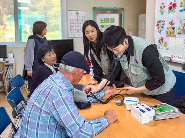  대한항공은 아시아나항공과 함께 10월 31일 ‘1사1촌’ 자매결연을 맺은 강원도 홍천군 명동리 마을에서 의료지원 봉사활동을 진행했다.[사진=대한항공]