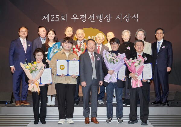 코오롱그룹 오운문화재단이 11월 4일 서울 마곡 코오롱 원앤온리타워에서 제25회 우정선행상 시상식을 개최했다.  2004년부터 장기입원 어린이들을 위해 병원학교 교육 봉사활동을 펼쳐온 대학생 연합 동아리 키즈유나이티드가 대상을 수상했다. 이웅열 오운문화재단 이사장(앞줄 가운데)과 수상자, 심사위원들.[사진=코오롱그룹]