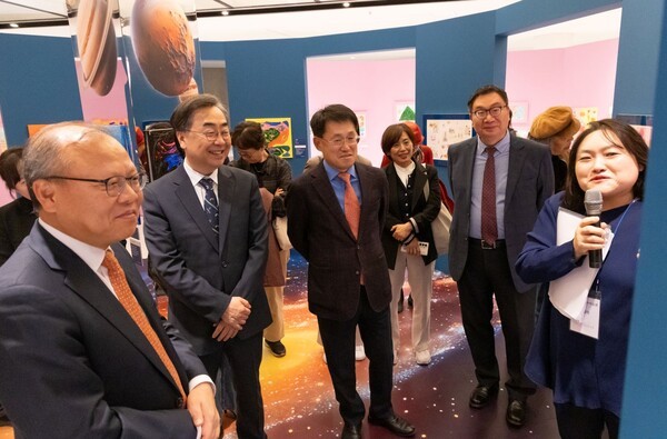 삼성복지재단은 11월 4일부터 12월 7일까지 서울시 서초구 삼성아동교육문화센터에서 발달장애 아동·청소년 미술치료교육 작품 전시회 '다른 시선, 같은 빛 : 온 우주가 너를 주목할 때'를 개최한다.(왼쪽부터) 삼성생명공익재단 대표이사 한승환 사장, 서울특별시어린이병원 남민 원장, 삼성재단 총괄 류문형 부사장, 삼성복지재단 최인 상무.[사진=삼성복지재단]