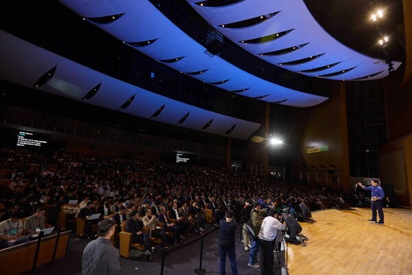 11월 3일 서울 강남구 코엑스에서 열린 ‘SK AI Summit(서밋) 2025’에서 청중들이 최태원 회장의 ‘AI Now & Next’를 주제로한 기조연설을 듣고 있다.[사진=SKT]