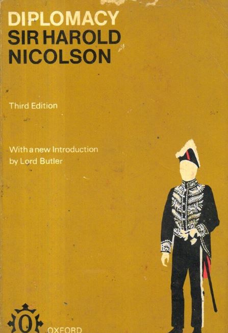 1941년 니콜슨이 저술한 '외교론'은 근현대 외교의 시작과 외교의 논리 그리고 유형과 같은 목차로 전개된다. 책의 마지막 장에서 외교언어를 다루고 있다.