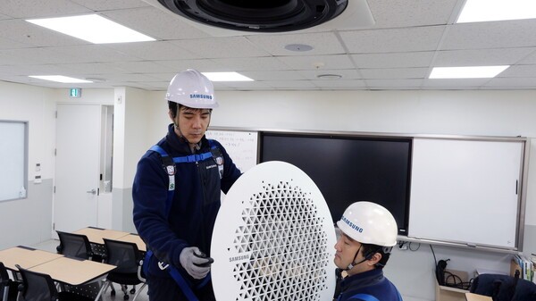 삼성전자서비스가 수능 고사장의 삼성전자 시스템에어컨 사전 점검을 진행하고 있다.[사진=삼성전자서비스]