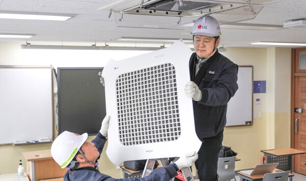 LG전자가 수능 고사장의 시스템에어컨 사전 점검을 진행하고 있다.[사진=LG전자]