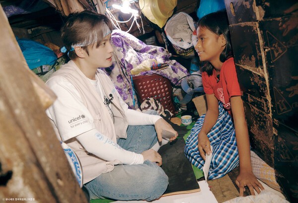 김재중이 필리핀 발렌수엘라 지역 판자촌에 살고 있는 라이자의 집을 방문해 이야기를 나누고 있다.[사진=유니세프 한국위원회]