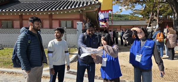 삼성전자 임직원들이 11월 8일 화성행궁에서 외국인 관광객들을 대상으로 안내 봉사를 진행했다.[사진=삼성]