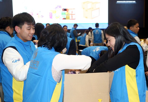 신한은행은 외국인 학생들과 함께 국내 다문화 가정을 위한 업사이클링 립밤 키링과 선물세트를 제작했다.[사진=신한은행]