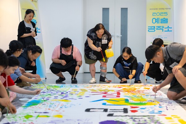  호반문화재단이 문화소외계층을 대상으로 다양한 예술 교육과 창작 활동을 지원하는 ‘2025 예술공작소’를 진행했다. 예술공작소 참가자들이 정은혜 작가 수업에서 그림 그리기 실습을 하고 있다.[사진=호반그룹]