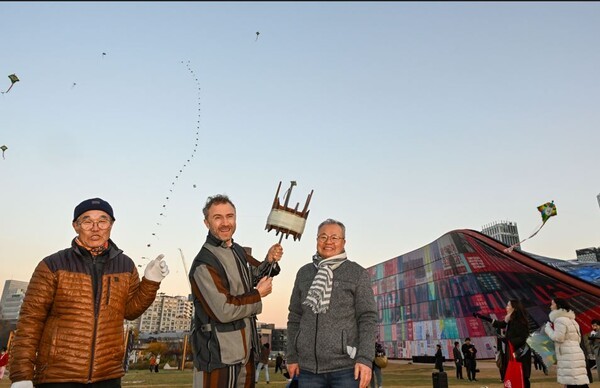 제5회 서울도시건축비엔날레가 11월 17일  송현 녹지광장에서 폐막식을 열고 54일간의 여정을 마무리했다.(왼쪽부터) 이부록 한국연협회 이사, 총감독 토마스 헤더윅,리기태 방패연 명장.[사진=한국연협회]