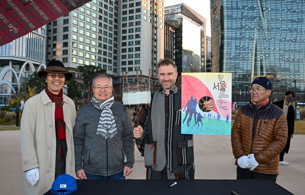 제5회 서울도시건축비엔날레가 11월 17일  송현 녹지광장에서 폐막식을 열고 54일간의 여정을 마무리했다.(왼쪽 두번째부터), 리기태 방패연 명장, 토마스 헤더윅 총감독,이부록 한국연협회 이사.[사진=한국연협회]