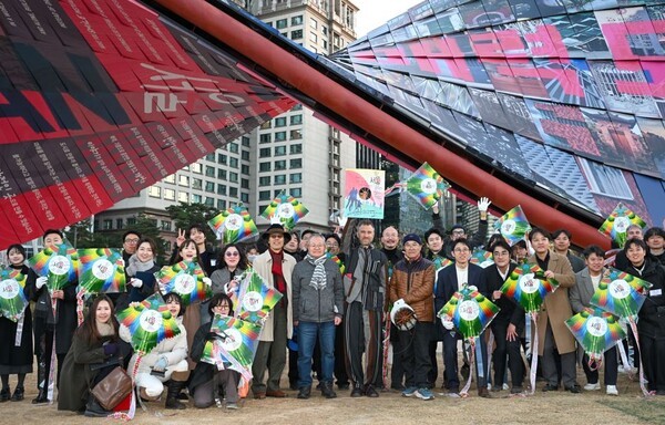 제5회 서울도시건축비엔날레가 11월 17일  송현 녹지광장에서 폐막식을 열고 54일간의 여정을 마무리했다.​​​​​​​한국연협회, 리기태연보존회에서 만든 한국전통 가오리연을 작가들과 시민들이 들고 폐막식에서 환호하고 있다. (가운데) 리기태 방패연 명장,방패연과 얼레를 들고 있는 토마스 헤더윅 총감독,이부록 한국연협회 이사.[사진=한국연협회]