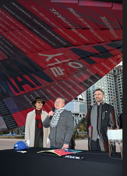 리기태 방패연 명장이 제5회 서울도시건축비엔날레 폐막식 연날리기를 연출후  인사말을 하고 있다. (왼쪽 두번째부터)리기태 방패연 명장, 토마스 헤더윅 총감독.[사진=한국연협회]