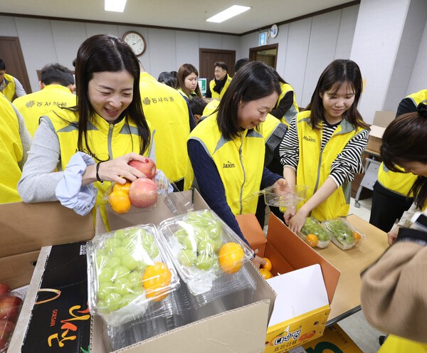  동서식품은 11월  17일 서울 강서구에 위치한 가양7종합사회복지관에서 독거어르신을 위한 생활지원 봉사활동을 진행했다.[사진=동서식품]