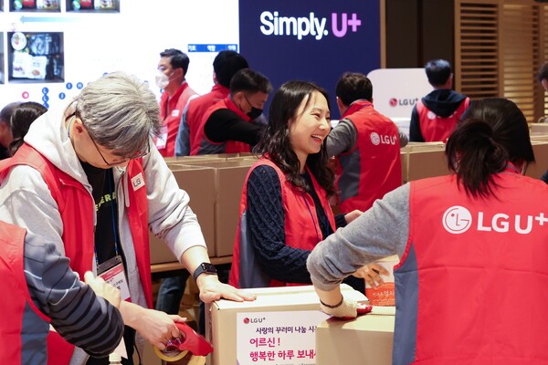 LG유플러스는  11월 17일 협력사 협의체 ‘U+동반성장보드’와 함께 ‘사랑의 꾸러미 나눔 시즌12’ 행사를 진행하고, 홀로 사는 어르신 730가구에 생활물품을 전달했다.[사진=LG유플러스]