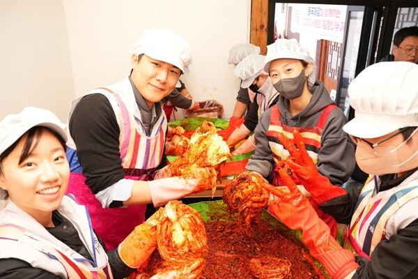 동국제강그룹 동국제강은  11월 18일 서울 종로구 사직동에 위치한 서울김치문화체험관에서 ‘사랑의 김장 나누기’ 행사를 진행했다.[사진=동국제강그룹]