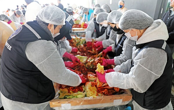이디야커피는 11월 17일 서울 용산구 한남공영주차장에서 열린 ‘2025 사랑의 김장 나눔’ 행사에 가맹점주협의회와 함께 참여해 봉사활동을 진행했다.[사진=이디야커피]