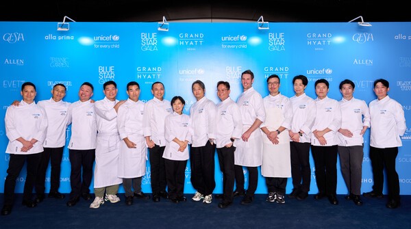 유니세프 한국위원회는 셰프 15인의 재능 기부를 바탕으로 파인 다이닝, 퍼포먼스, 기부가 어우러진 자선 행사 ‘블루 스타 갈라’를 후원자들의 성원 속에서 성료했다.(왼쪽부터)서현민·강민구·박성배·임기학·권우중·이태규·조은희·김진혁·김세경·조셉 리저우드·엄태준·손종원·전성빈·이충후·김정호 셰프.[사진=유니세프 한국위원회]