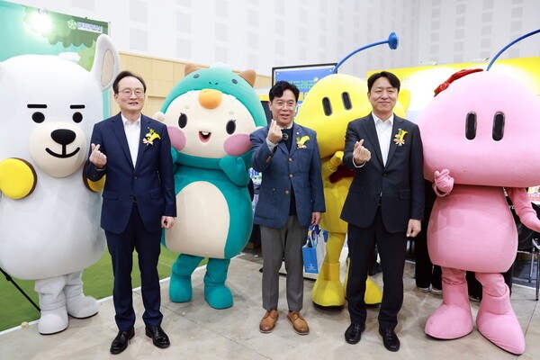 KB국민은행이 11월 19일 대전컨벤션센터에서 ‘2025 KB굿잡 대전 일자리 페스티벌’을 개최했다(왼쪽부터) 이환주 KB국민은행장, 김영훈 고용노동부 장관, 최성아 대전광역시 정무경제과학부시장.[사진=KB국민은행]