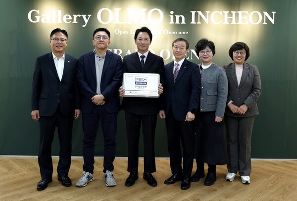 대상은 11월 18일 인천에서 열린 ‘올모인천’ 개소식에 참여해 장애예술인 고용 확대 및 창작 활동 지원에 협력하기로 했다. (왼쪽부터) 대상 최창빈 경영안전본부장, 현대제철 김형준 실장, (주)올모 김현종 대표, 한국장애인고용공단 김정대 본부장, 한국장애인고용공단 송정선 인천지사장, 한국장애인고용공단 이효성 경기북부지사장.[사진=대상그룹]