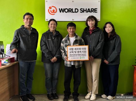 국제구호개발 NGO 월드쉐어가 MBC 예능 ‘태어난 김에 세계일주4(태계일주4)’ 방송을 통해 알려진 네팔 셰르파 소년 타망(가운데)에게 한국어 교육비와 주거 지원비를 전달하고, 맞춤형 자립 프로그램을 진행했다.[사진=월드쉐어]
