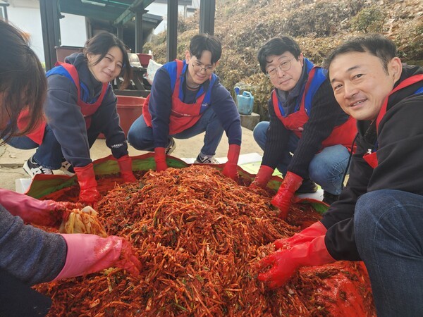 금융투자협회는 11월 20일 경기도 김포시에 위치한 중증장애인 생활시설 ‘소망의 집’을 방문해 김장 담그기, 크리스마스트리 설치, 시설 외부 정비 등 봉사활동을 실시하고 후원금 600만원과 생필품을 전달했다.[사진=금융투자협회]